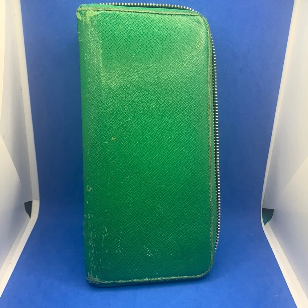 - 💚 🔥 LOUIS VUITTON Green & gold Leather Zippy Wallet 📌 broken zipper